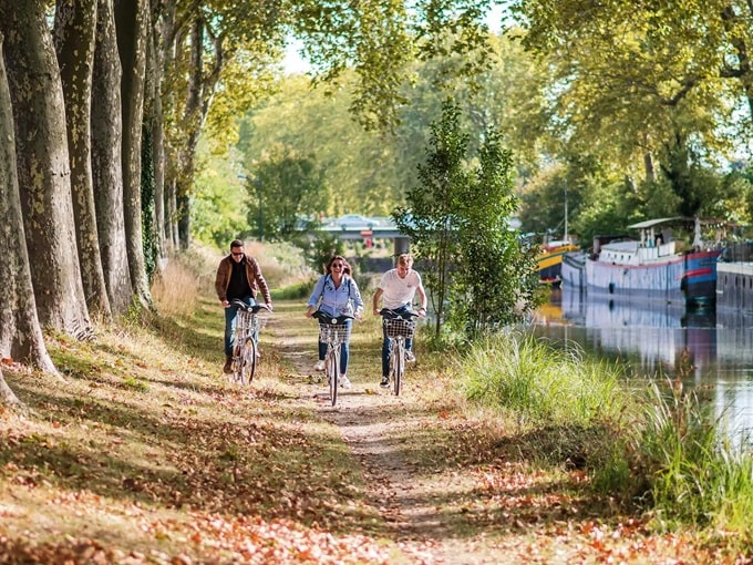 Paseo en biciclete por un canal de Toulouse