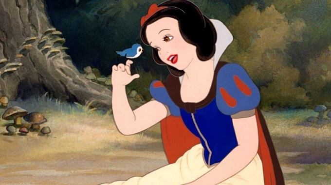 La princesa Blancanieves con un pajarito en la mano