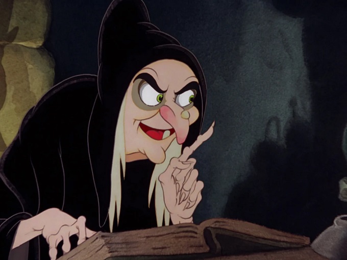 La bruja de Blancanieves con una cara arrugada, nariz y barbilla puntiagudas y túnica negra