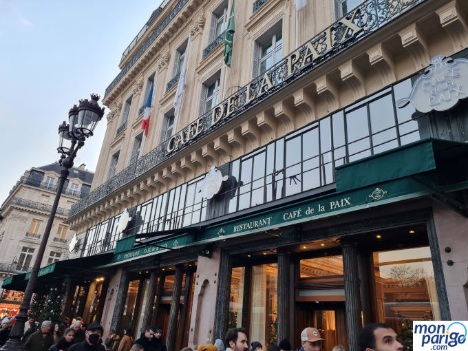 Cartel y escaparate de cristal del Café de la Paix en París
