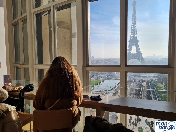 Vistas hacia la calle desde una mesa de la cafetería del Palacio de Chaillot de París