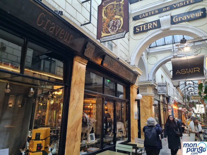Galería con acceso al Caffé Stern en París