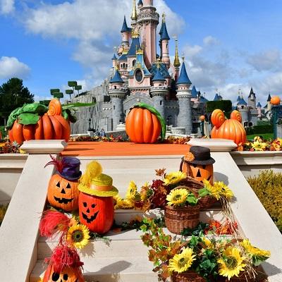 Calabaza de Halloween en Central Plaza delante del Castillo Bella Durmiente Disneyland Paris
