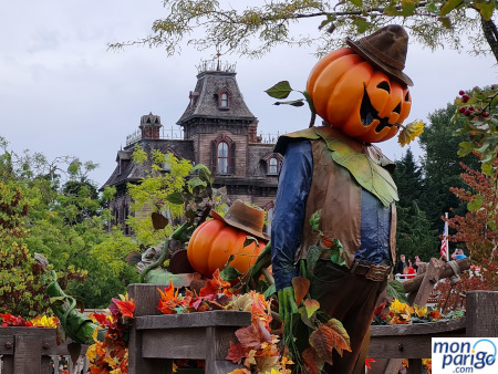 Granjeros con cabezas de calabaza de Halloween en Disneyland Paris