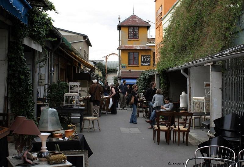 Una calle descubierta del mercado de las Pulgas de París