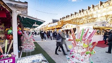 Calle del mercado de Navidad en los jardines