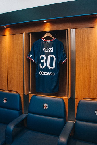 Camiseta de Messi dentro de un cuadro colgado en una pared