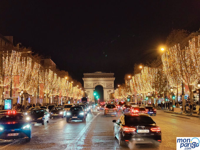 Árboles con luces de Navidad en la gran avenida de París