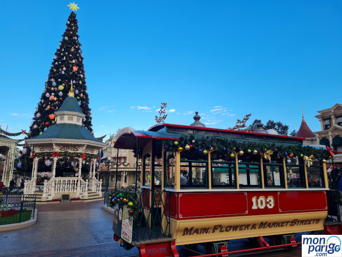 Carruaje de caballos con decoración de Navidad en Disneyland Paris