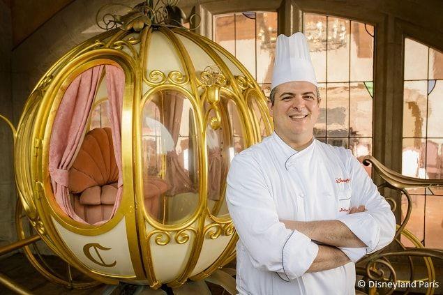 Carroza de Cenicienta y un cocinero en el restaurante Auberge de Cendrillon de Euro Disney
