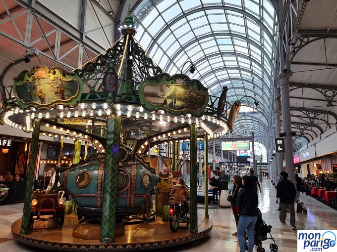 Tiovivo en el interior del centro comercial Val d'Europe junto a Disneyland Paris