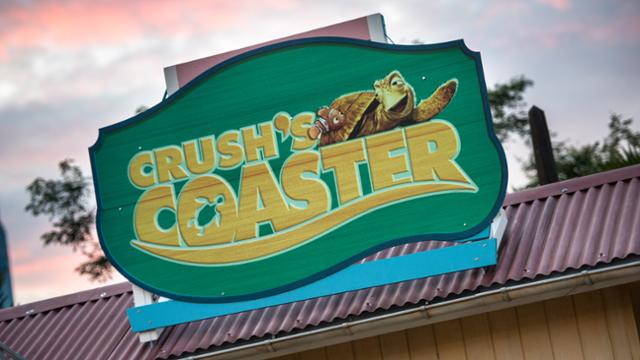 Cartel de Crush's Coaster en Disneyland Paris