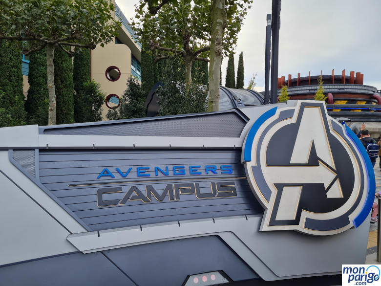 Letras y logo del Avengers Campus de Disneyland Paris