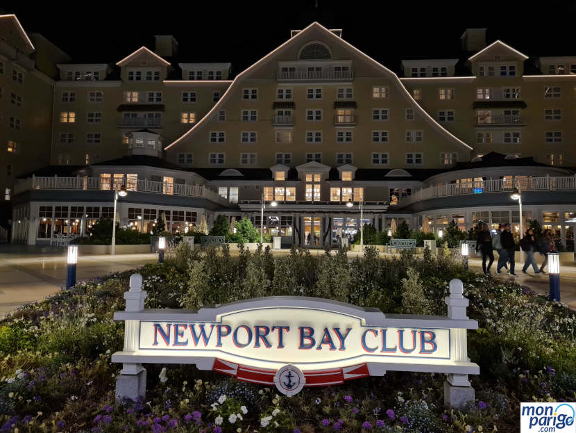 Cartel y fachada iluminada del hotel Newport Bay Club de Disneyland Paris