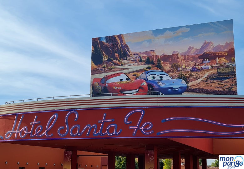 Cartel con letras luminosas del hotel Santa Fe y un cartel con una imagen de la película de Cars