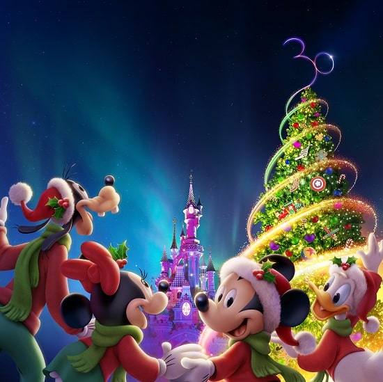 Personajes Disney frente al árbol