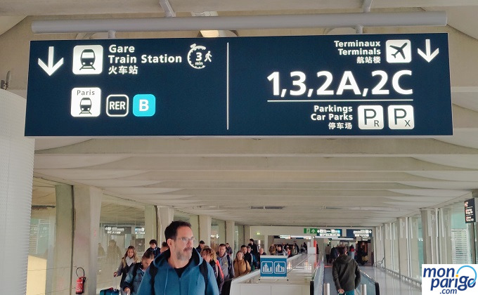 Carteles señalizando las estaciones de tren en el aeropuerto de Paris-Charles de Gaulle