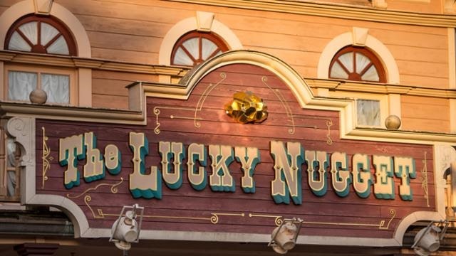 Cartel del The Lucky Nugget Saloon en Frontierland Disneyland Paris