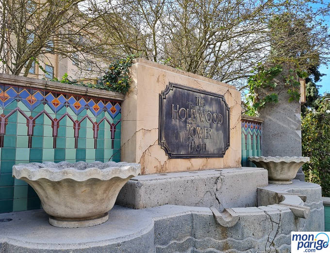 Placa con el nombre y decorado de piedra y cerámica en la Tower of Terror de Disneyland Paris (Torre del Terror)