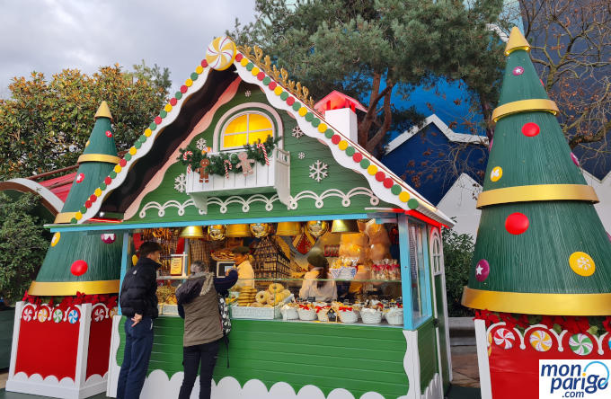Caseta de madera vendiendo comida y bebida típica de la Navidad en Disneyland Paris