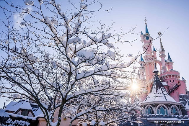 El castillo de la Bella Durmiente de Disneyland Paris con nieve