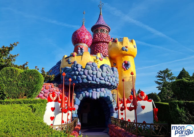 Castillo con piedras y torres de color azul, amarillo y rojo de Alicia en el País de las Maravillas