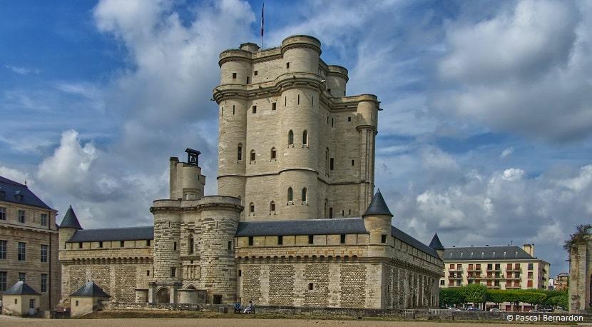 Torre del Homenaje del castillo de Vincennes y su entorno con el cielo despejado.