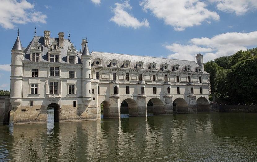 Galería del castillo de Chenonceau sobre el río Cher en el Loira, Francia