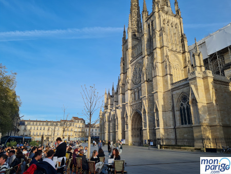 Terraza con gente en la plaza de la catedral de Burdeos