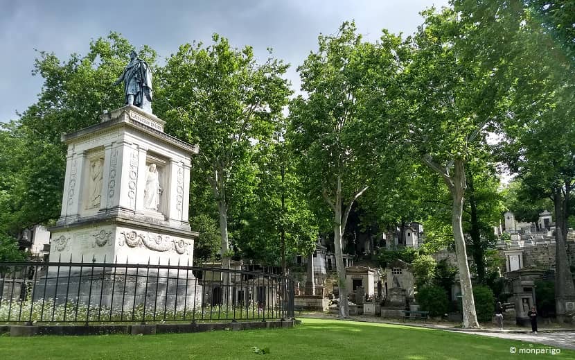 Plaza en el cementerio del Père Lachaise de París
