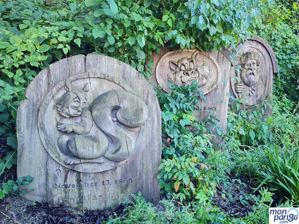 Tumbas del cementerio de Phantom Manor en Disneyland Paris