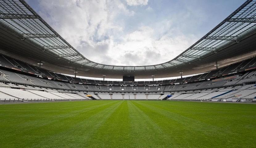 Césped del estadio de Francia con las gradas vacías