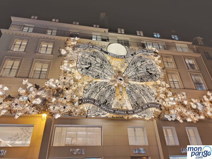 Gran mariposa iluminada en el edificio de Christian Dior en París