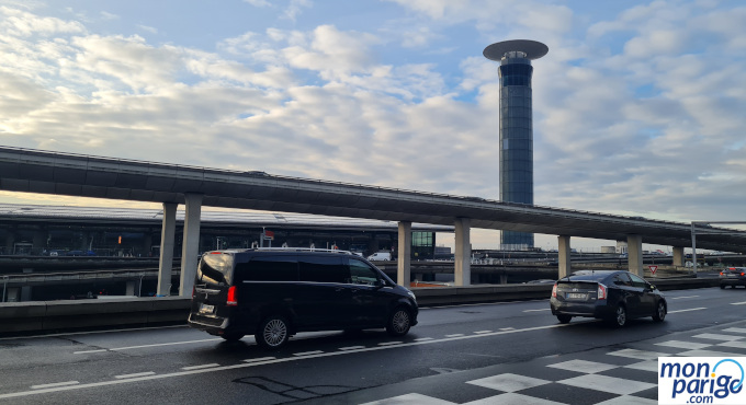 Coches circulando frente a la terminal del aeropuerto de París-Charles de Gaulle (CDG)