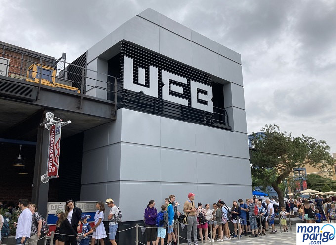 Colas en las atracciones de Disneyland Paris Visitantes haciendo cola para entrar en la atracción Spider-Man WEB Adventure de Disneyland Paris