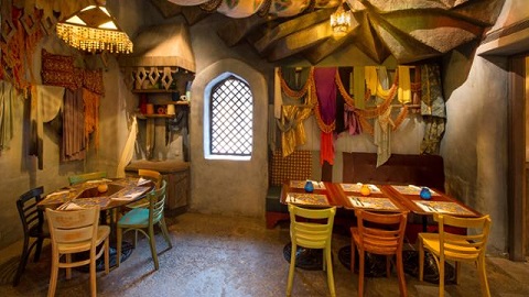 Rincón del comedor del restaurante Agrabah de Disneyland Paris