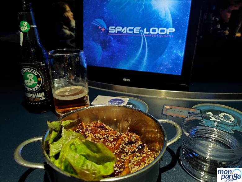 Tataki de atún en la mesa con la pantalla para pedir comida en el restaurante Space Loop de Futuroscope