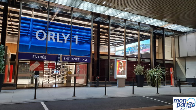 Puerta de entrada a la terminal de salidas del aeropuerto de Orly en París