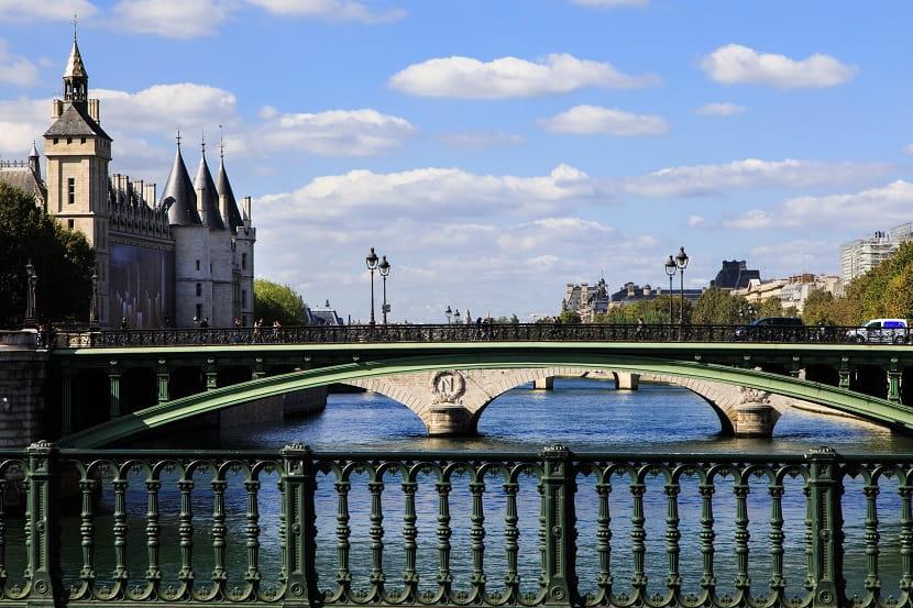 La Conciergerie de París vista desde el Pont de Notre Dame
