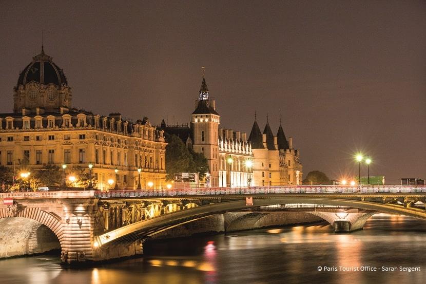 Vista nocturna de La Conciergerie de París
