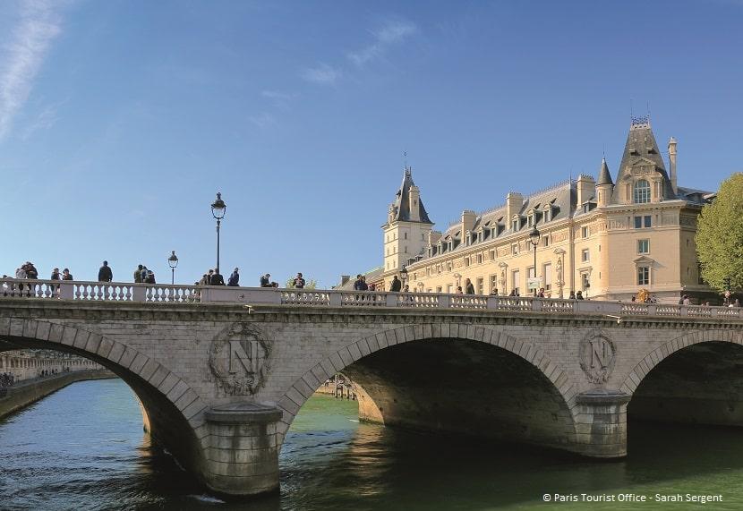 Puente junto a La Conciergerie de París