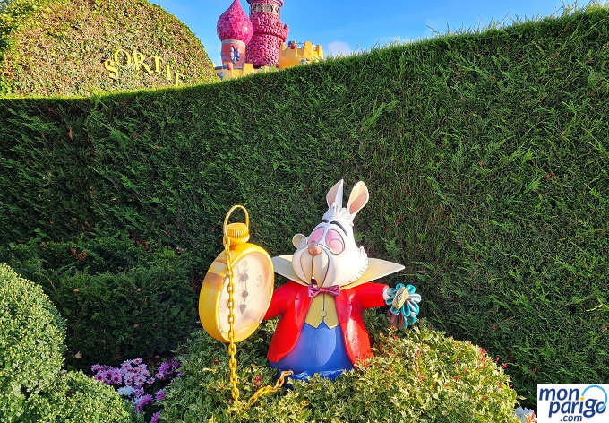 Conejo Blanco de Alicia en el País de las Maravillas con un reloj amarillo en Disneyland Paris