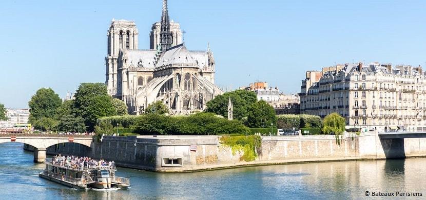 Crucero turístico navegando por el Sena en París