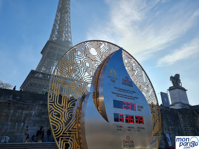Reloj digital con forma de llama olímpica