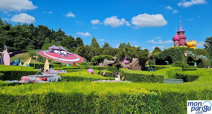 Laberinto con arbustos y personajes frente al castillo de Alicia en el País de las Maravillas en Disneyland Paris