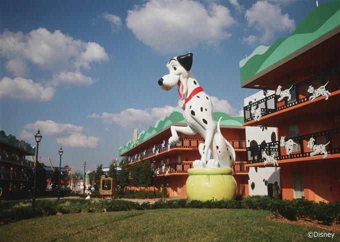 Estatua gigante de un perro dálmata en el hotel All-Star Movies de Orlando