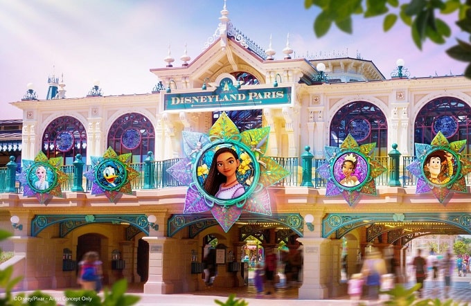 Flores y personajes decorando la fachada de la estación en Disneyland Paris