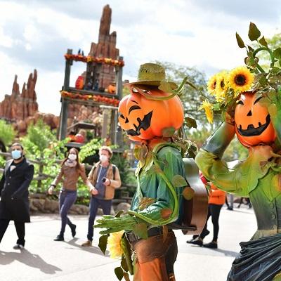 Decoración Halloween - Personajes con calabazas en Frontierland Disneyland Paris