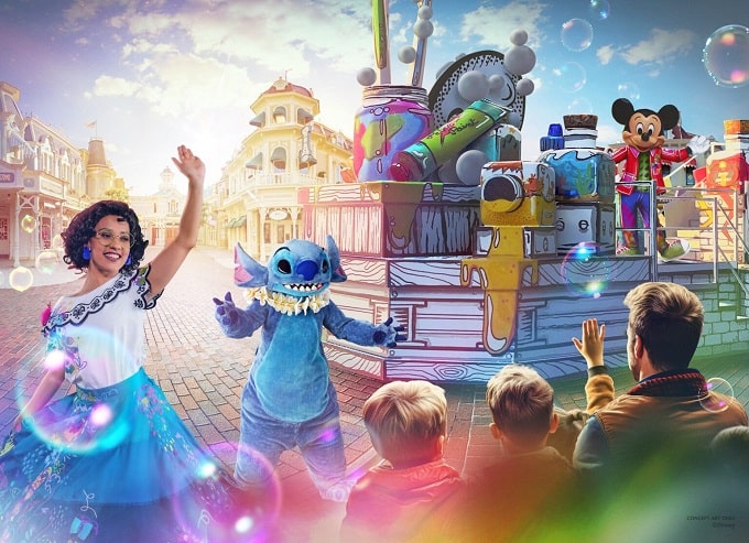 Personajes de Disney y Pixar en una carroza desfilando