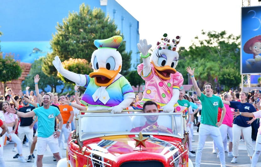 El pato Donald y Daisy en el desfile del Magical Pride en Disneyland Paris